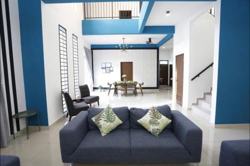 デサルにあるDesaru Homestay by Home Cubeのリビングルーム(青いソファ、テーブル付)