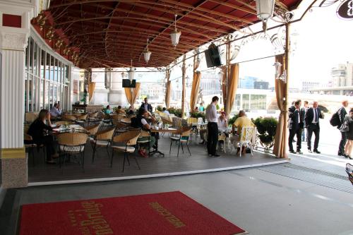 Ein Restaurant oder anderes Speiselokal in der Unterkunft Stone Bridge Hotel 