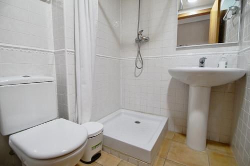 een witte badkamer met een toilet en een wastafel bij Aquamarinas 89 in Denia