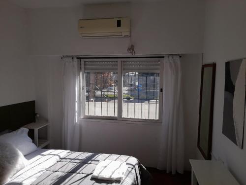 a bedroom with a bed and a window at AmaNi Tigre. Confort estrategico in Tigre