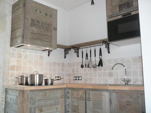 Η κουζίνα ή μικρή κουζίνα στο Gites Loste