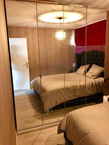 un miroir dans une chambre avec deux lits dans l'établissement appartement luxe balnéothérapie au village naturiste du cap d'agde, au Cap d'Agde
