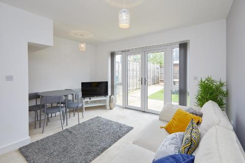 A seating area at Royal Derby Hospital 2 Bed Town House