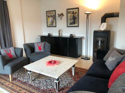 ein Wohnzimmer mit Sofas und einem Couchtisch in der Unterkunft Haus Edeltraut in Bad Mitterndorf