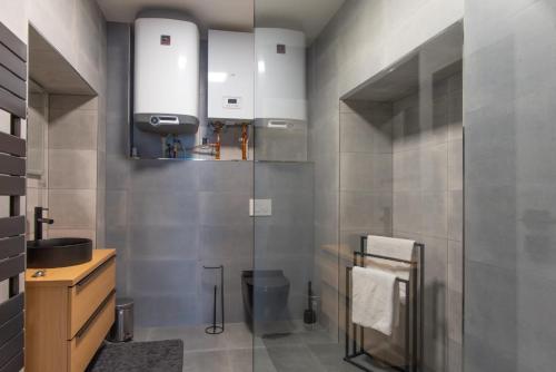 een badkamer met een wastafel en witte kasten bij Apartmán Eliška in Nové Hutě