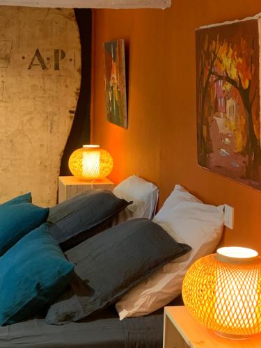 una camera da letto con 2 lampade e un letto con cuscini di Moulin de Champrond -Montmirail -Sarthe a Champrond