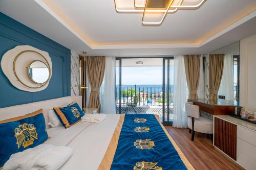 Schlafzimmer mit einem Bett mit blauer Wand in der Unterkunft The Byzantium Suites Hotel & Spa in Istanbul