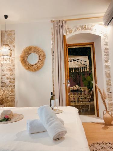 Кровать или кровати в номере Bohemian Boutique Suites