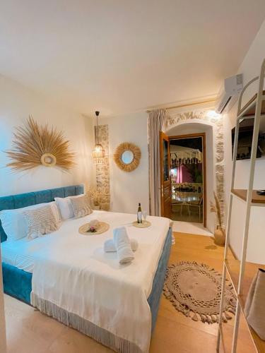 Кровать или кровати в номере Bohemian Boutique Suites