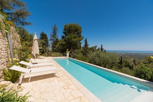 Bazén v ubytování Villa Lemorè nebo v jeho okolí