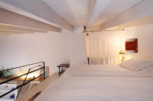 1 dormitorio blanco con 2 camas y ventana en Holiday home Can Pontico, en Pollensa