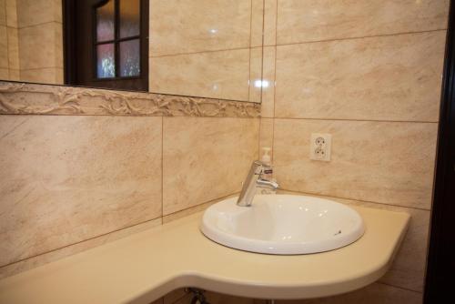 a bathroom with a sink and a mirror at Hotelik Bej in Tuszyn