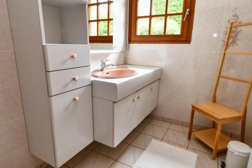une salle de bain avec un lavabo et un miroir dans l'établissement La Villa aux Oliviers, à Eu