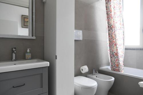 bagno con lavandino, servizi igienici e finestra di Casa Martesana a Milano