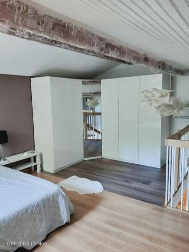 um quarto com uma cama e piso em madeira em Appartement au cœur du village de CALLIAN em Callian