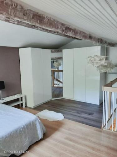 a bedroom with a bed and a wooden floor at Appartement au cœur du village de CALLIAN in Callian