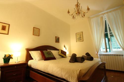 a bedroom with a bed and a chandelier at La tua Casa vicino a Portovenere in Le Grazie