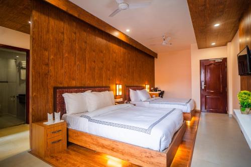 Una cama o camas en una habitación de Mansha Palace