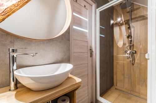 a bathroom with a sink and a mirror at Przystanek Jantar - pokoje i apartamenty in Jantar