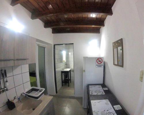 uma cozinha com um lavatório e um frigorífico em 1 Habitación Alto Dorrego 5min de Mendoza Capital em Guaymallén