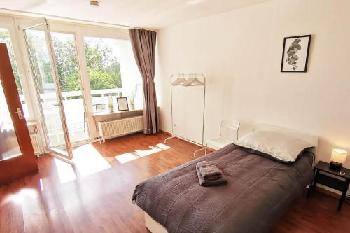 sypialnia z łóżkiem i dużym oknem w obiekcie Nice apartment in Heusenstamm near Frankfurt w mieście Heusenstamm