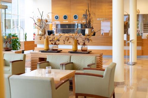 comedor con mesa y sillas en Reduce Hotel Vital, en Bad Tatzmannsdorf