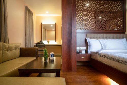 Una cama o camas en una habitación de Mansha Palace