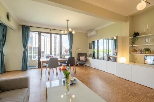 ein Wohnzimmer mit Sofa und Tisch in der Unterkunft Sunrise 1BDRM View Apartment NDK Congress Centre in Sofia