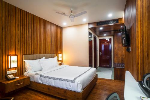 Una cama o camas en una habitación de Mansha Palace