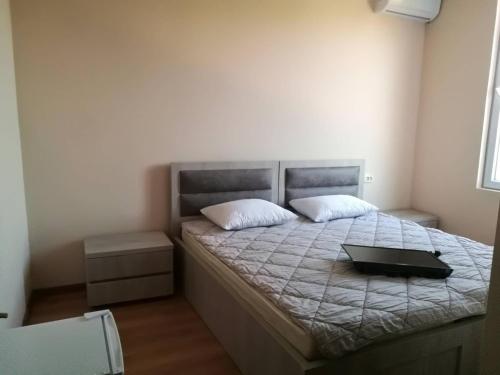 um quarto com uma cama com uma bandeja em Mate's GUEST HOUSE em Kobuleti