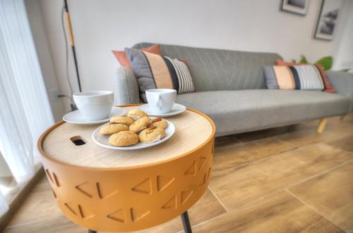Posezení v ubytování Modern and centrally located large one bedroom apartment KBON1-1