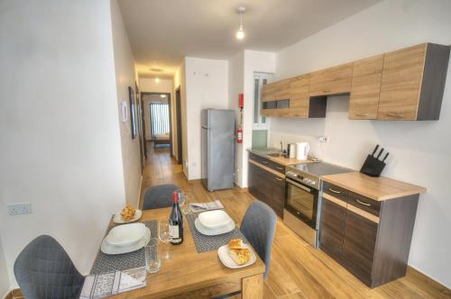 Kuchyň nebo kuchyňský kout v ubytování Modern and centrally located large one bedroom apartment KBON1-1