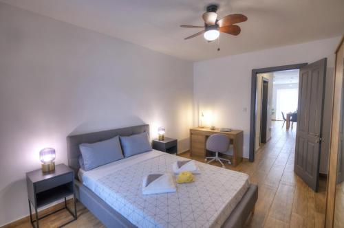 Postel nebo postele na pokoji v ubytování Modern and centrally located large one bedroom apartment KBON1-1
