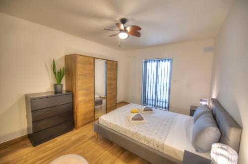 Postel nebo postele na pokoji v ubytování Modern and centrally located large one bedroom apartment KBON1-1