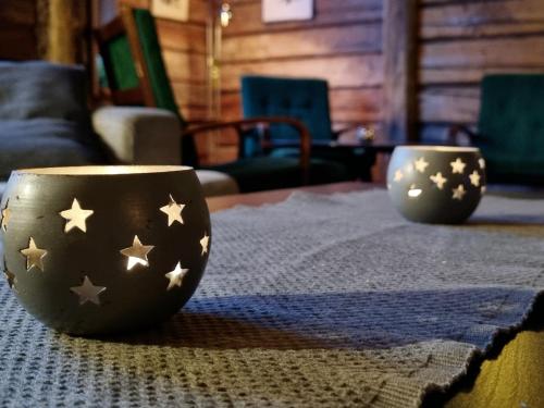 two black cups with stars on a table at Renfjällsgården in Edsåsdalen