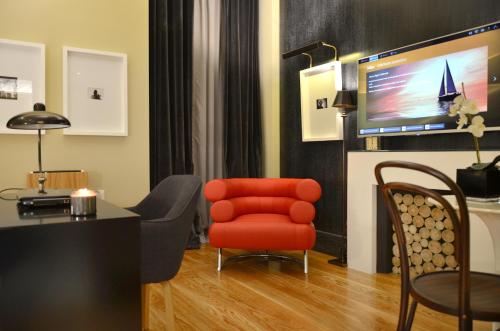 Televisyen dan/atau pusat hiburan di Browns Central Hotel