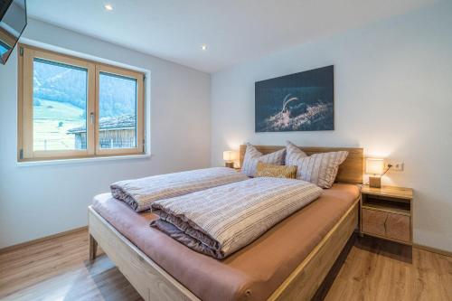 Een bed of bedden in een kamer bij Haus Saltär