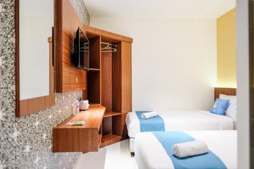 Tempat tidur dalam kamar di Sans Hotel Roxy Jakarta