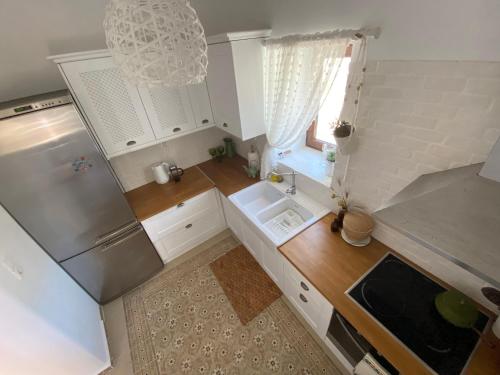 阿爾卡薩的住宿－Karpathian Minimalism，厨房享有高空的景致,配有水槽和冰箱。