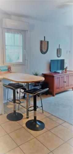 une table et deux chaises dans une pièce dans l'établissement Apartament Bidart avec jardin à côté de la plage, à Bidart