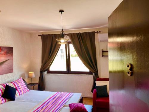 Un pat sau paturi într-o cameră la Villa La More - Sv Filip i Jakov