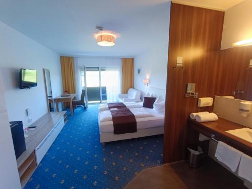 Postel nebo postele na pokoji v ubytování Golf Resort Klöch