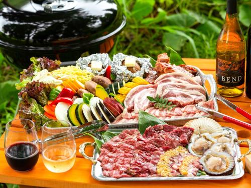 a table topped with a tray of different types of food at kamosu mori in Tokamachi