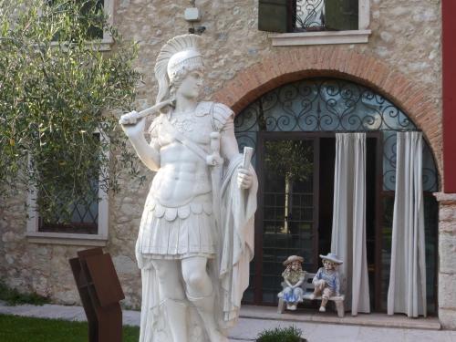 a statue of a woman playing a baseball at Residence Villa Vinco in Tregnago