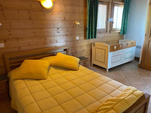 Een bed of bedden in een kamer bij Le Lessy M4