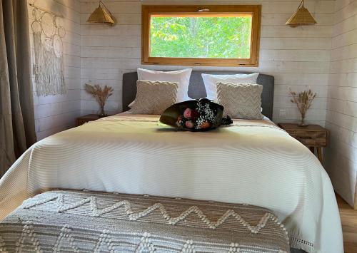 une chambre avec un grand lit blanc avec une fenêtre dans l'établissement Dôme à Bulles, à Orcines