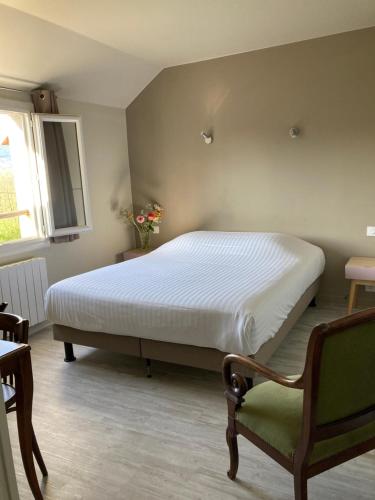 Postel nebo postele na pokoji v ubytování Hostellerie du Vieux Moulin