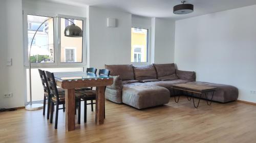 ein Wohnzimmer mit einem Sofa und einem Tisch in der Unterkunft Apartment "SUN" in Friedrichshafen
