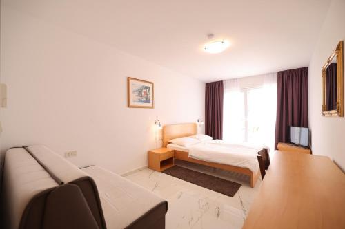 pokój hotelowy z 2 łóżkami i kanapą w obiekcie Depadansa Hotel Lucija*** w mieście Posedarje