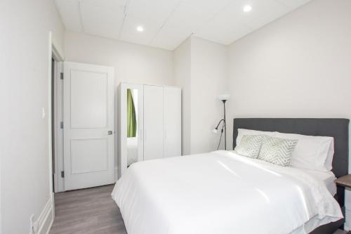 Gallery image of Large Bright Apt. Newly Renovated. Great Rates! in St. Catharines